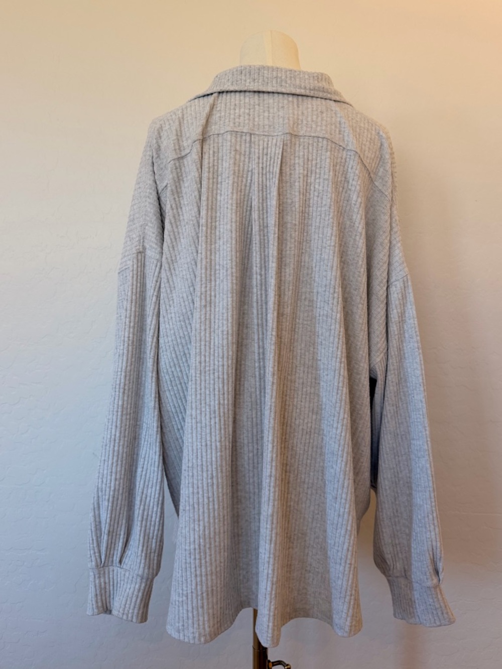 Joah Brown OVERSIZED PULLOVER WITH A PLUNGING COLLARED NECKLINE - Picture 4 of 10